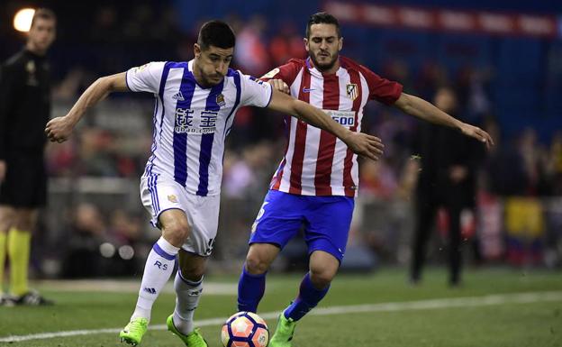 Yuri Berchiche en el partido entre la Real Sociedad y el Atlético de Madrid.