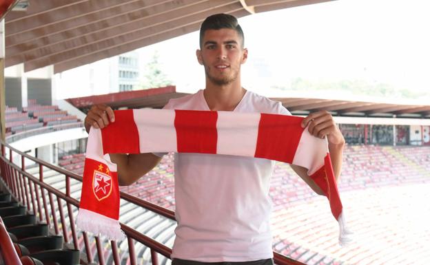 Babic, posa con los colores del Estrella Roja de Belgrado.
