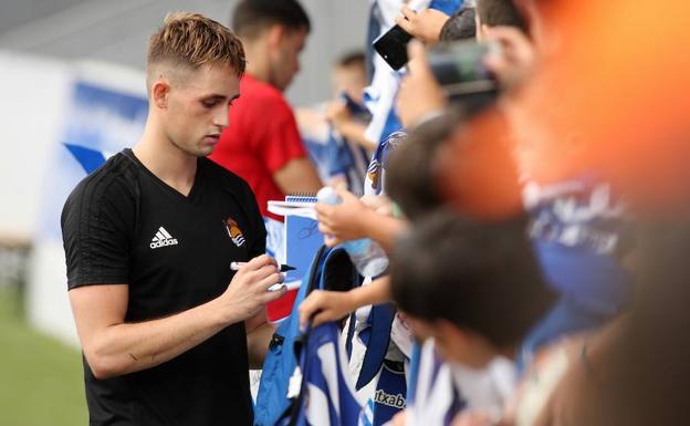 Januzaj firma sus primero autógrafos en Zubieta