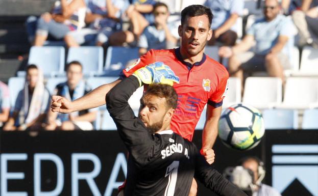 Juanmi supera a Sergio para lograr el tanto que igualaba a dos el marcador en Balaídos.