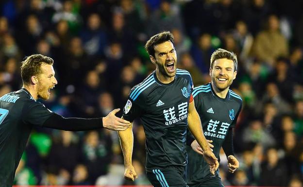 Zurutuza e Illarramendi corren a felicitar a Xabi Prieto tras marcar este un gol.