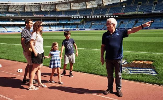 La familia leonesa formada por Pablo, Jorge, Carmen y Sonia atienden al guía del estadio, Patxi.