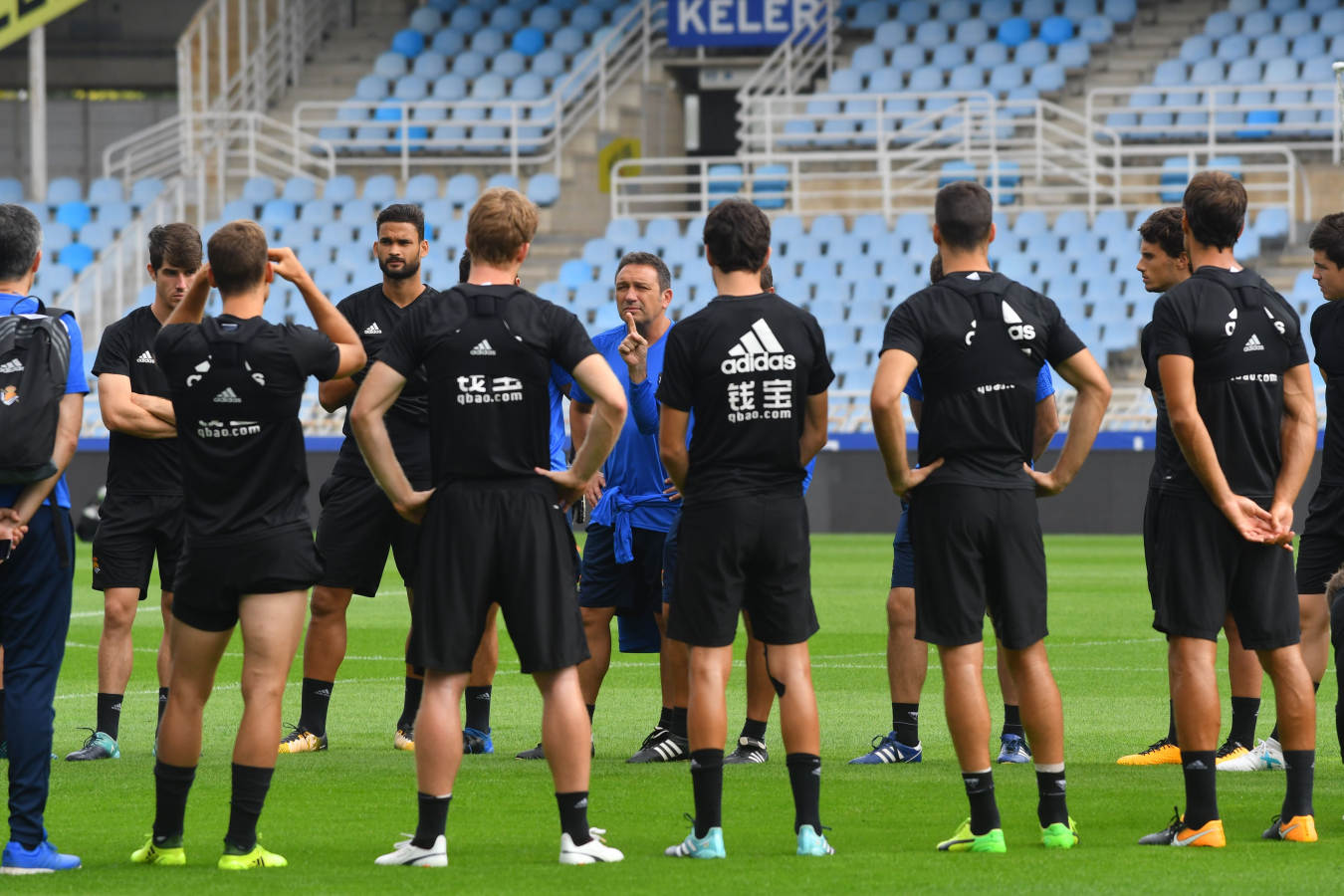 Eusebio se dirige a sus jugadores durante el entrenamiento en Anoeta de este jueves.