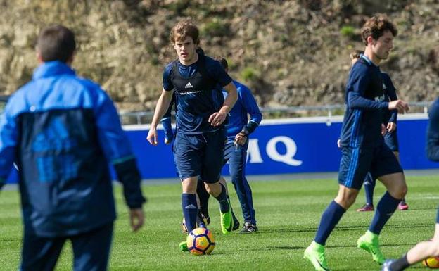 Bautista avanza con el balón pegado al pie durante un entrenamiento realizado en Zubieta.