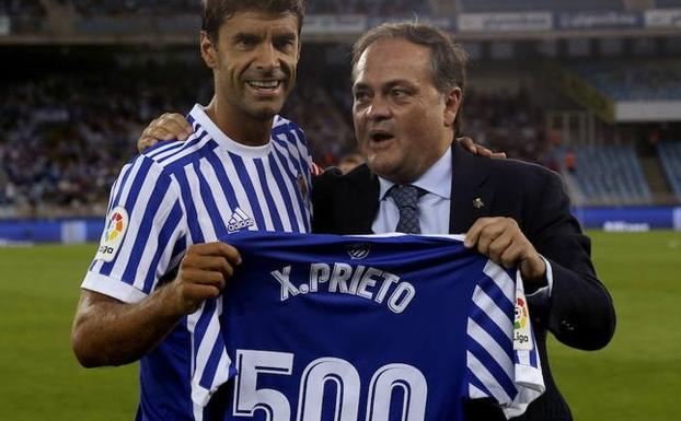 Xabi Prieto junto a Jokin Aperribay la camiseta conmemorativa de su partido 500 con la Real