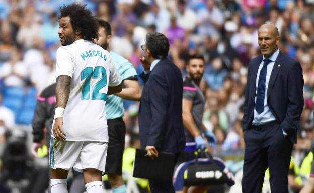 Marcelo se retira al vestuario tras ser expulsado por agredir a un rival.