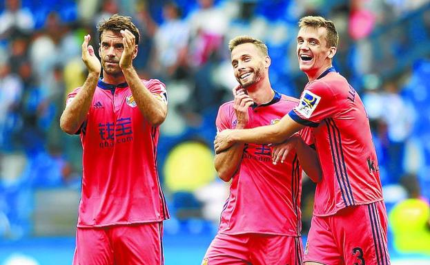Prieto, Canales y Llorente celebran el triunfo con la afición realista en Riazor. ::