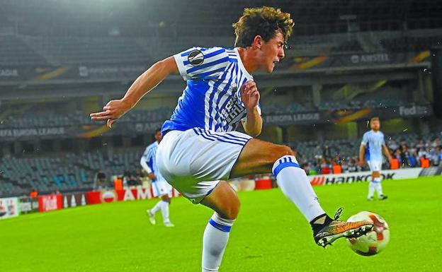Odriozola, que volvió a jugar un gran partido, controla el balón con la pierna derecha ante el noruego Meling anoche en Anoeta.