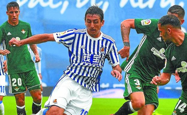 Oyarzabal trata de marcharse de varios jugadores del Betis./JOSÉ MARI LÓPEZ
