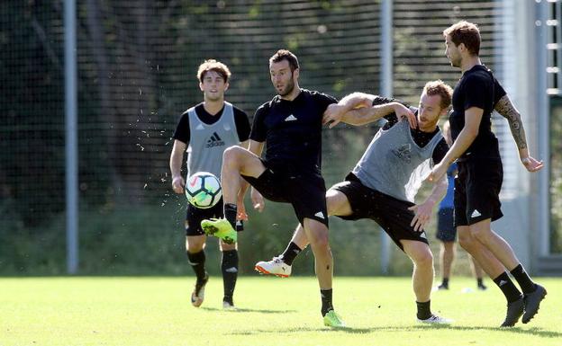 Agirretxe, Zurutuza e Iñigo Martínez, tres de los jugadores realistas actualmente lesionados, durante un entrenamiento de hace unas semanas en Zubieta. /ARIZMENDI