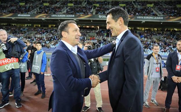 Los entrenadores Eusebio y Janevski se saludan antes del partido/Michelena