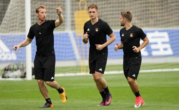 Zurutuza, Januzaj y Kevin durante un entrenamiento en Zubieta. /Archivo
