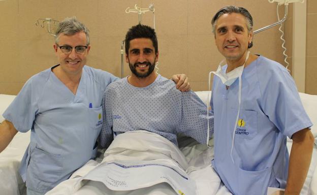 Markel Bergara posa con los doctores Manuel Leyes y Eulogio Martín Buenadicha tras la operación/Clínica Cemtro