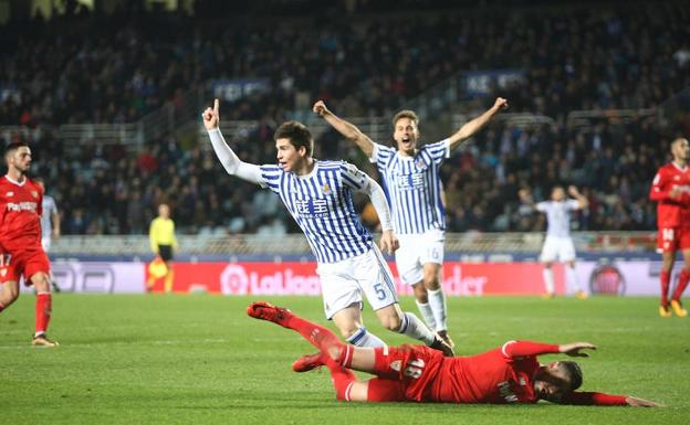 Zubeldia celebra su gol ante el Sevilla, el segundo de la noche para la Real./ARIZMENDI