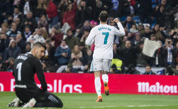 Ronaldo celebra uno de sus goles con Rulli abatido/Borja B. Hojas