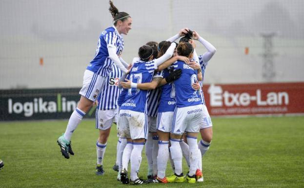 Las jugadoras de la Real celebran uno de los tres tantos logrados./P. MARTÍNEZ