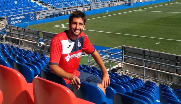 Markel Bergara posa en la tribuna principal del Coliseum de Getafe después de un entrenamiento./A. G.