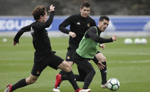 Zubeldia, con Odriozola y Juanmi en un entrenamiento en Zubieta/Lusa