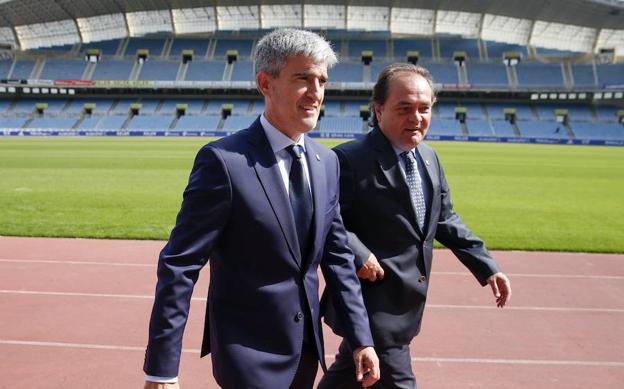 Roberto Olabe y Jokin Aperribay avanzan por la pista de atletismo de Anoeta en la presentación del primero como nuevo director de fútbol en septiembre de 2016./EFE