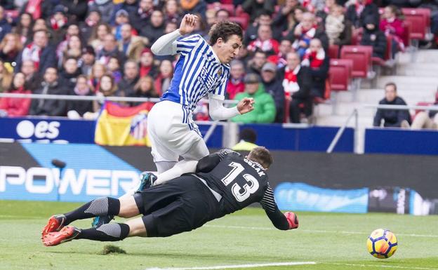 Oyarzabal, frente a Oblak en el partido del Wanda./ALTERPHOTOS