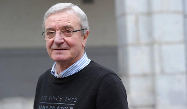 Arakistain, ayer frente a los soportales de la parroquia San Bartolomé de Elgoibar. Ex de la Real Sociedad y el Eibar se quita el sombrero con el trabajo de Mendilibar./MORQUECHO