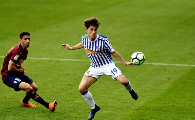 Odriozola trata de controlar el balón en el derbi de ayer en Ipurua ante la presencia del armero Cote. /