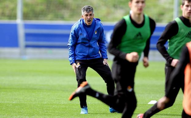 Jugadores de la Real Sociedad durante un entrenamiento. /ARIZMENDI