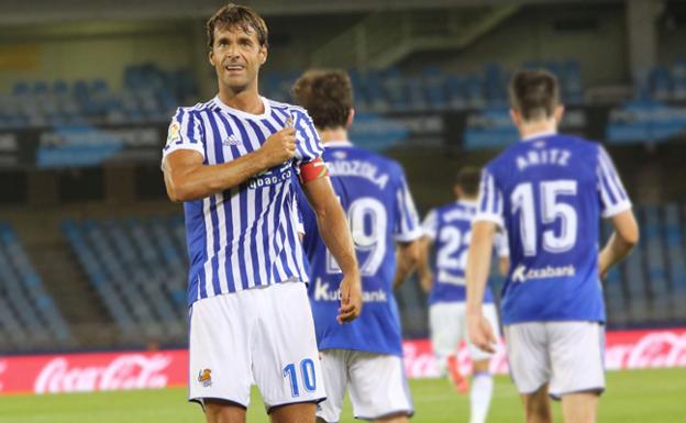 Xabi Prieto se agarra el escudo para celebrar un gol en el duelo de esta temporada ante el Villarreal. /MICHELENA