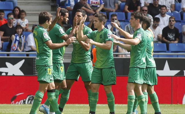 Los jugadores de la Real celebran la victoria ante el Espanyol./
