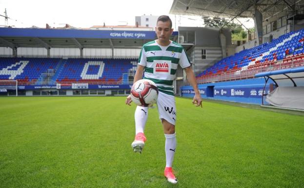 Charles, en Ipurua tras su presentación como nuevo jugador del Eibar