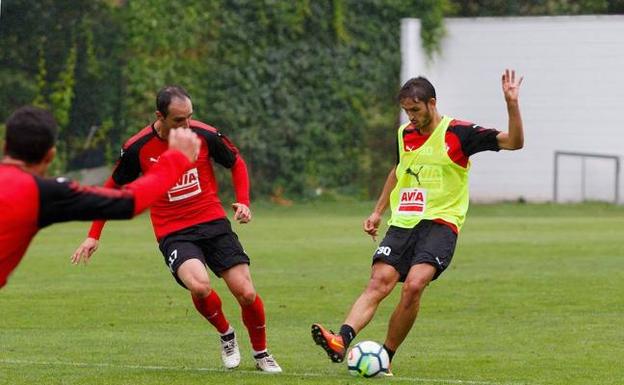 Unai Elgezabal se dispone a efectuar un pase ante la presión de Kike García en un entrenamiento reciente en Atxabalpe.