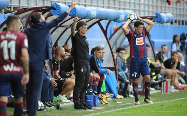 Mendilibar da indicaciones desde el banquillo durante el partido del Eibar ante el Athletic.