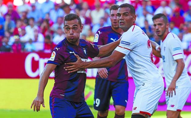 Escalante trata de ganarle la posición a Mercado durante el encuentro de ayer en el Sánchez Pizjuán.
