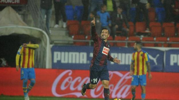 Charles dedica a la grada su gol al Levante. / MORQUECHO