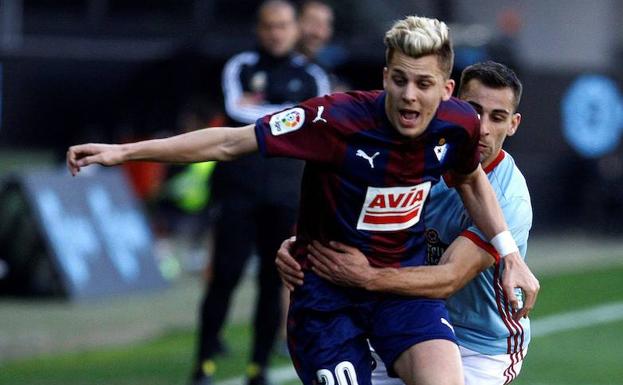 Alejo se defiende de un jugador del Celta. /SALVADOR SAS