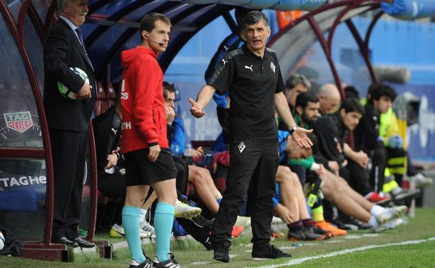 Mendilibar durante el Eibar - Alavés./F. Morquecho