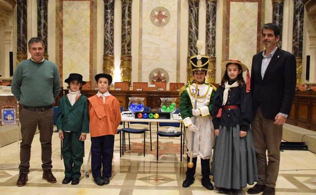 El sorteo público se ha celebrado este lunes en el salón de plenos del Consistorio donostiarra/Ayuntamiento de San Sebastián