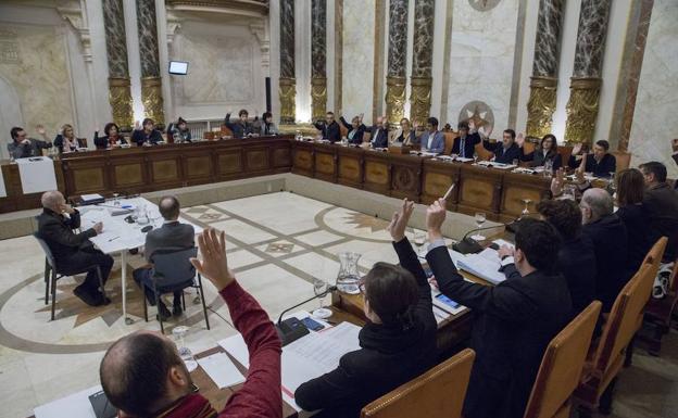 La votación de los concejales durante el pleno./Michelena