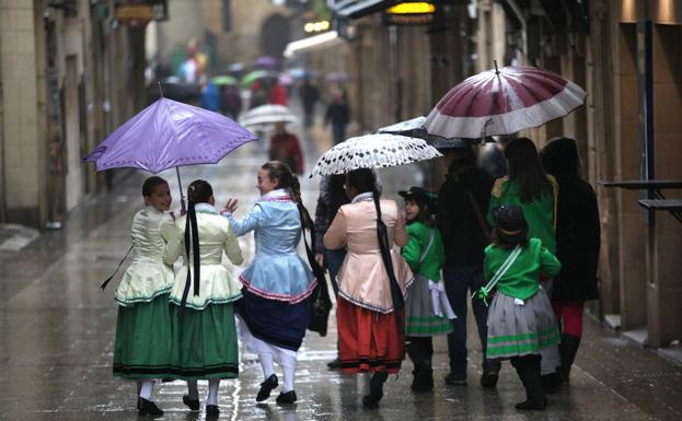 Un grupo de niñas pasea pos la Parte Vieja tras la suspensión de la Tamborrada Infantil de 2012. /LUSA