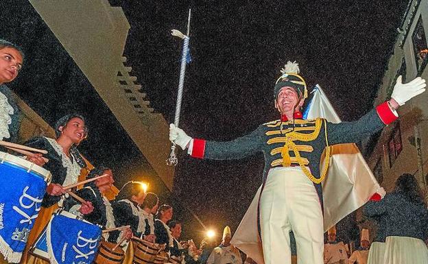 Madrid. La tamborrada de Jai Alai tocó a medianoche en la calle junto a una banda e incluyendo en el repertorio la pieza compuesta por uno de sus tamborreros