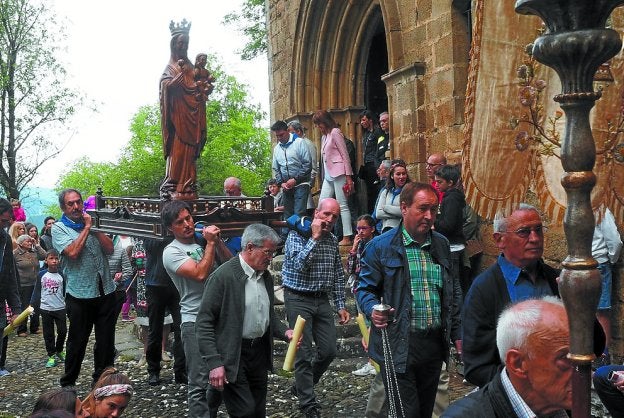 La virgen de Antigua es llevada en andas alrededor de la ermita. 