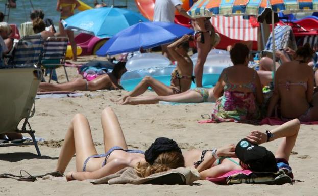 Turistas toman el sol en una playa de Salou. /EFE
