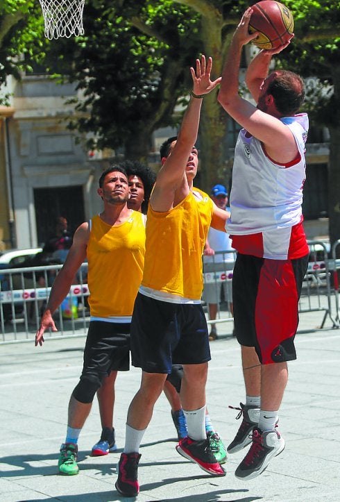 El torneo 3x3 volvió a la plaza del Ensanche. 