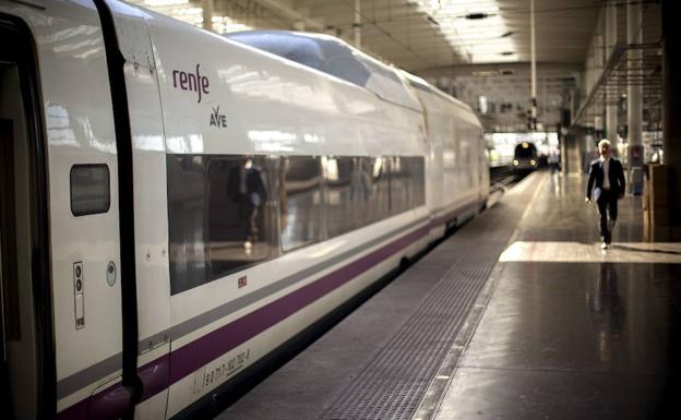 Un tren AVE en la estación de Atocha./Efe