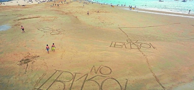 Pintadas realizadas en el arenal de La Concha en protesta por el encarecimiento del impuesto del IBI.