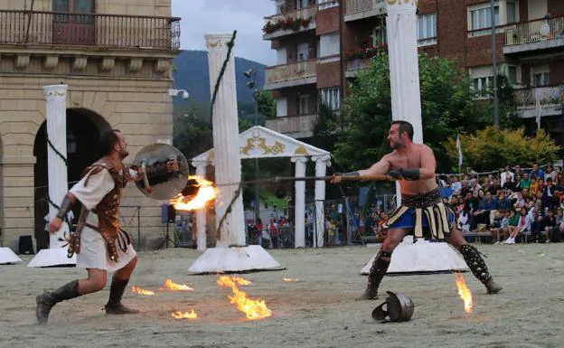 Combate de gladiadores en la plaza del Ayuntamiento de Irun.