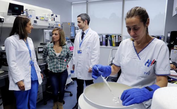 El ginecólogo Marcos Ferrando y la donante Desiré Ceballos hablan con una experta en los laboratorios de IVI Bilbao. /