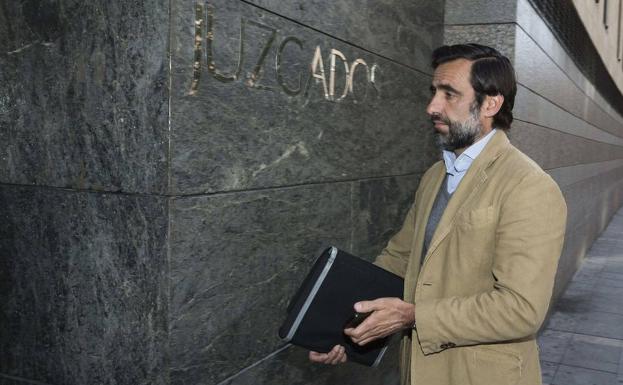 Ruiz Mateos Rivero, a su llegada hoy a los juzgados de Valladolid.
