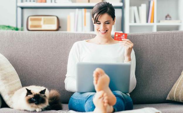 Una mujer comprando por internet a una 'broker' de moda./MujerHoy