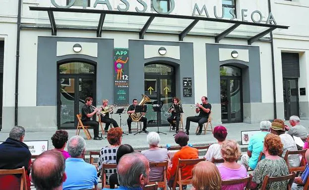 Al aire libre. El quinteto de metales Saxel Brass, en una actuación en la calle Escuelas. 